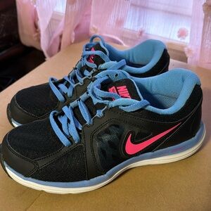 Nike tennis shoes running shoes workout shoes is so cute like new size 6